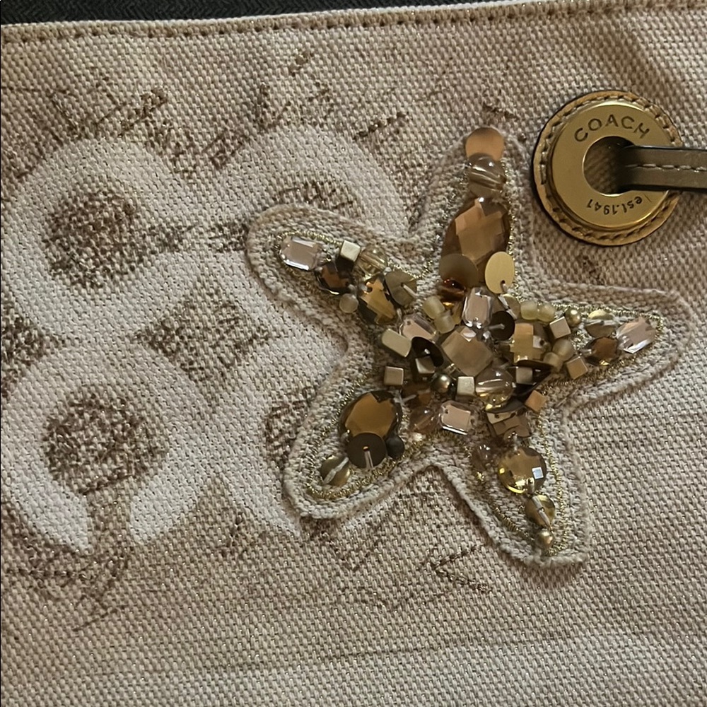NWOT Elegant Coach Beige Clutch with Starfish Accent - Picture 4 of 8